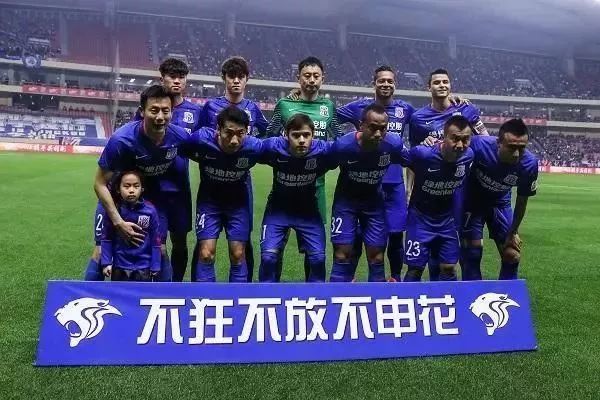 xiaolaohu的剑魔巨剑横扫战场，FPX让一追二击败LGD收获第四胜